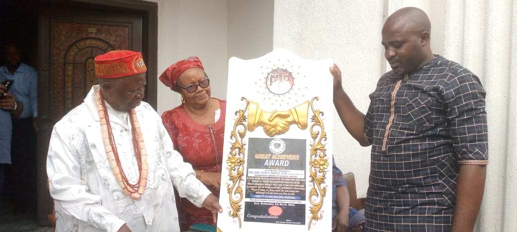 HRH Eze John Nwosu(left) flanked by wife being presented with merit award,recently.